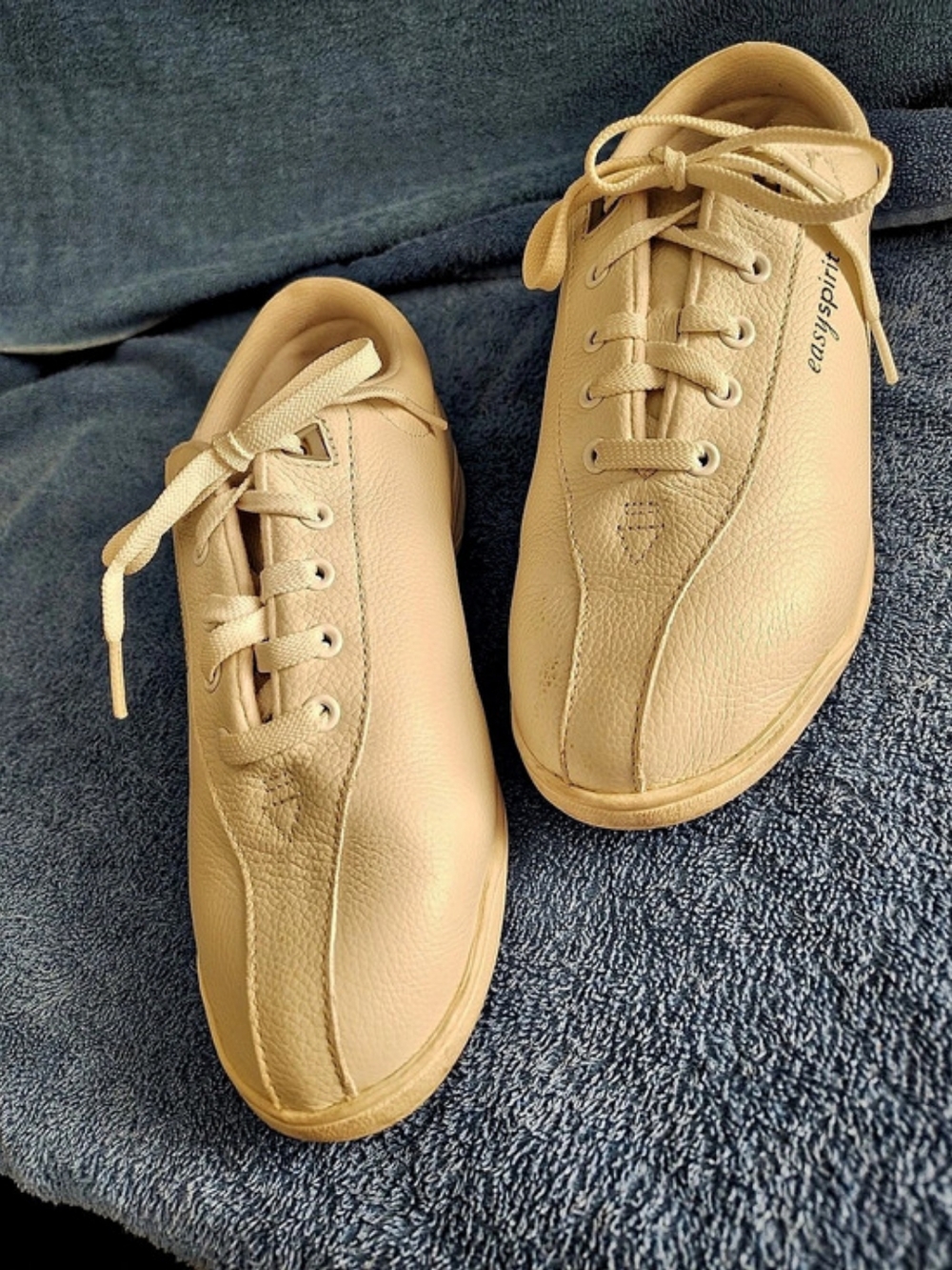 Easy Spirit AP1 Leather Walking Shoes Cream Sneakers Like New Size 8